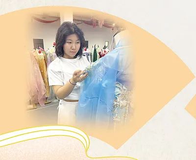 張子晨在研究服飾面料。王 盟攝