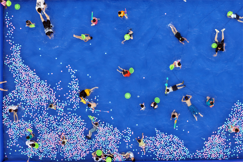 2025年8月5日，在山東省樂陵影視城景區(qū)，孩子們在電音潑水狂歡節(jié)現(xiàn)場戲水納涼。