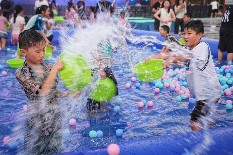 2025年8月5日，在山東省樂陵影視城景區(qū)，孩子們在電音潑水狂歡節(jié)現(xiàn)場戲水納涼。