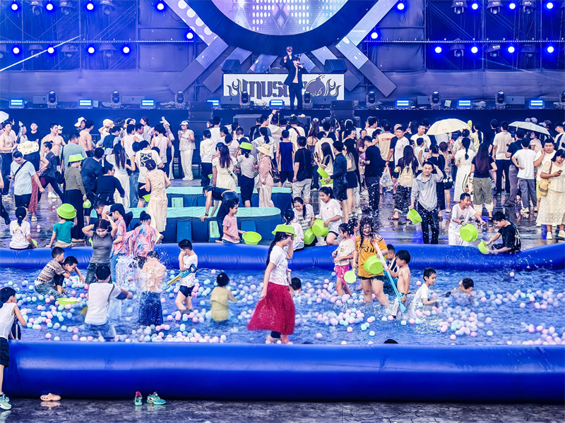 2025年8月5日，在山東省樂陵影視城景區(qū)，游客享受電音潑水狂歡節(jié)項目帶來的清涼與歡樂。