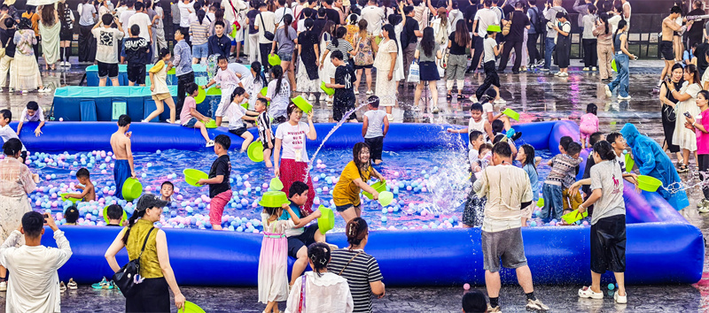 2025年8月5日，在山東省樂陵影視城景區(qū)，游客享受電音潑水狂歡節(jié)項目帶來的清涼與歡樂。