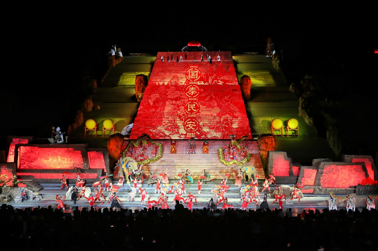 《中華泰山·封禪大典》改版升級后的演出現(xiàn)場。陳陽攝
