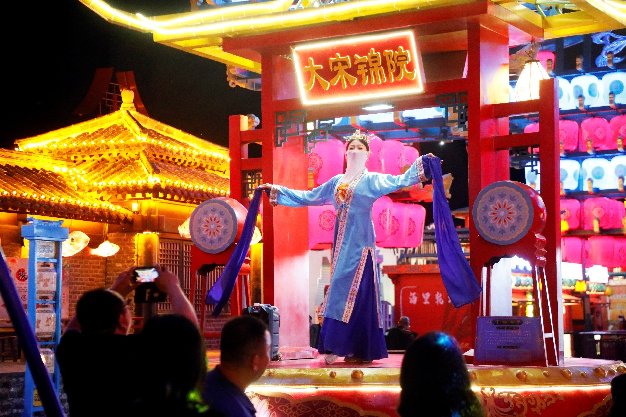 東平大宋不夜城內(nèi)精彩表演。陳陽攝