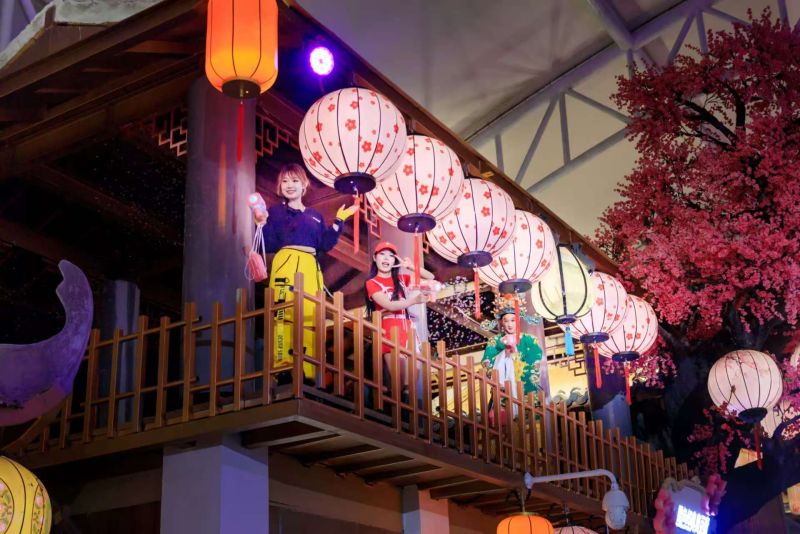 肥城夢幻桃花源主題街區(qū)一角。董敏攝