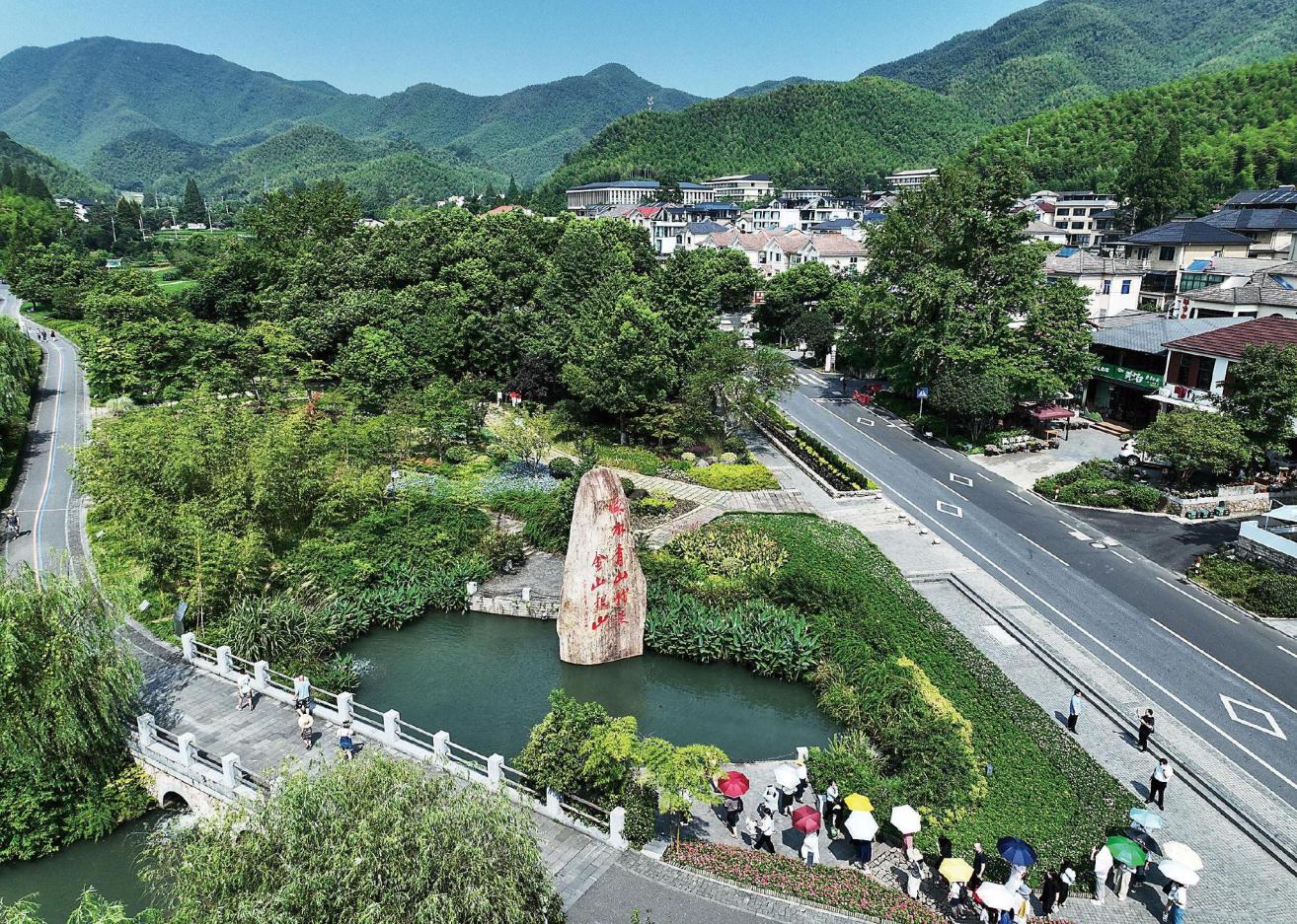 游客在浙江安吉余村的綠水青山間參觀。翁忻旸\攝