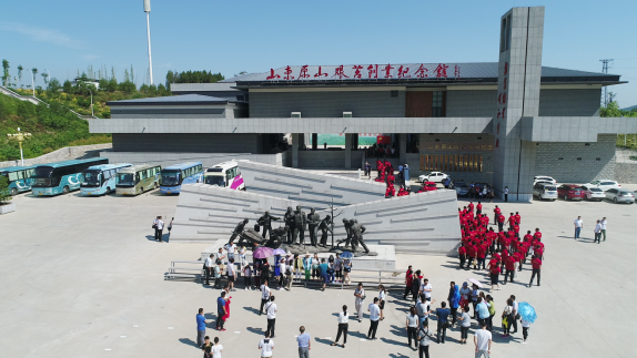 山東原山艱苦創(chuàng)業(yè)教育基地吸引各地黨員干部紛至沓來。李雷\攝