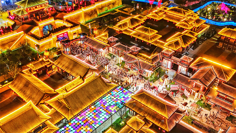 2025年8月9日，山東省樂陵影視城景區(qū)內(nèi)流光溢彩、游人如織（無人機照片）。