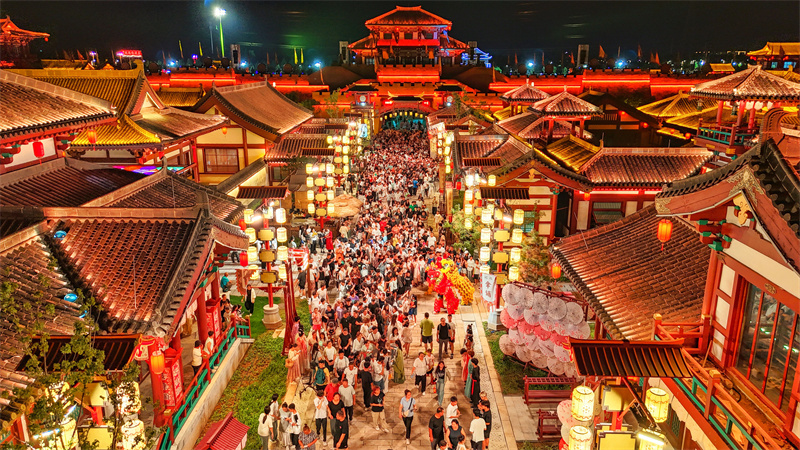 2025年8月9日，山東省樂陵影視城景區(qū)內(nèi)流光溢彩、游人如織（無人機照片）。