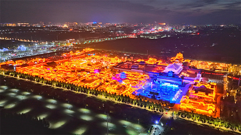 2025年8月9日，山東省樂陵影視城景區(qū)內(nèi)流光溢彩、游人如織（無人機照片）。