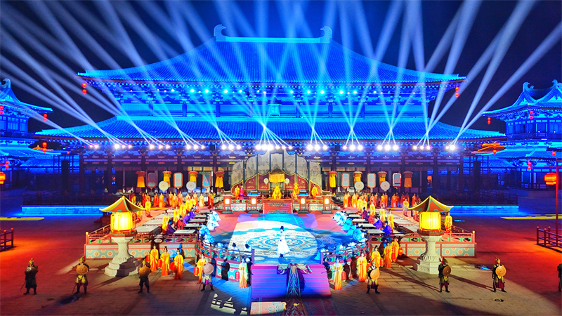 2025年8月9日，山東省樂陵影視城景區(qū)內(nèi)流光溢彩、游人如織（無人機照片）。