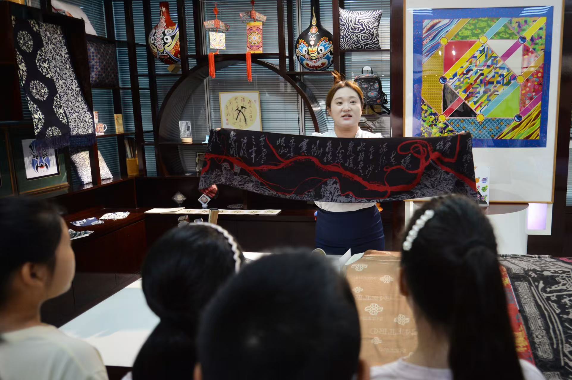 2025年8月9日，在山東省青島市勘察測(cè)繪研究院地圖文化展廳，宣講員為嘉定路小學(xué)的學(xué)生講述“紅軍長(zhǎng)征路線圖”。