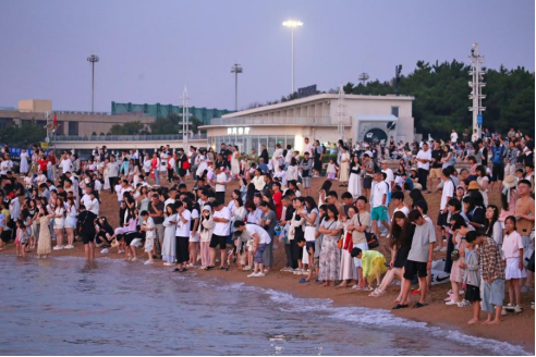 市民游客聚集于燈塔景區(qū)，等候一場(chǎng)海上日出的視覺(jué)盛宴。張守本攝