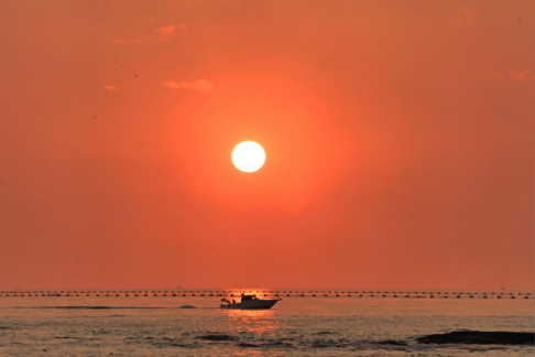 晨曦初露，紅日破云而出。張守本攝