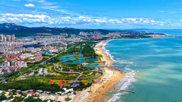 蔚藍(lán)天空傾瀉而下，與大海溫柔相擁。李磊攝