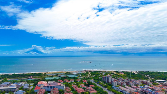 遠(yuǎn)處一望無(wú)際的大海，似是被天空揉碎的藍(lán)綢。孫建國(guó)攝