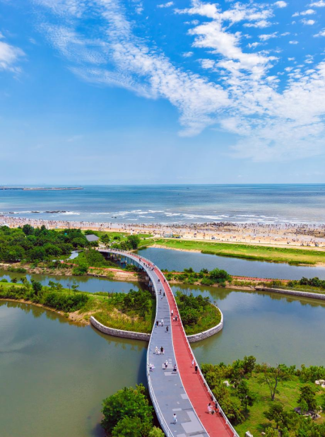 輕柔的海風(fēng)拂過(guò)，人們愜意地漫步在陽(yáng)光傾灑的海岸綠道上，仿若畫(huà)中之人。宋年升攝