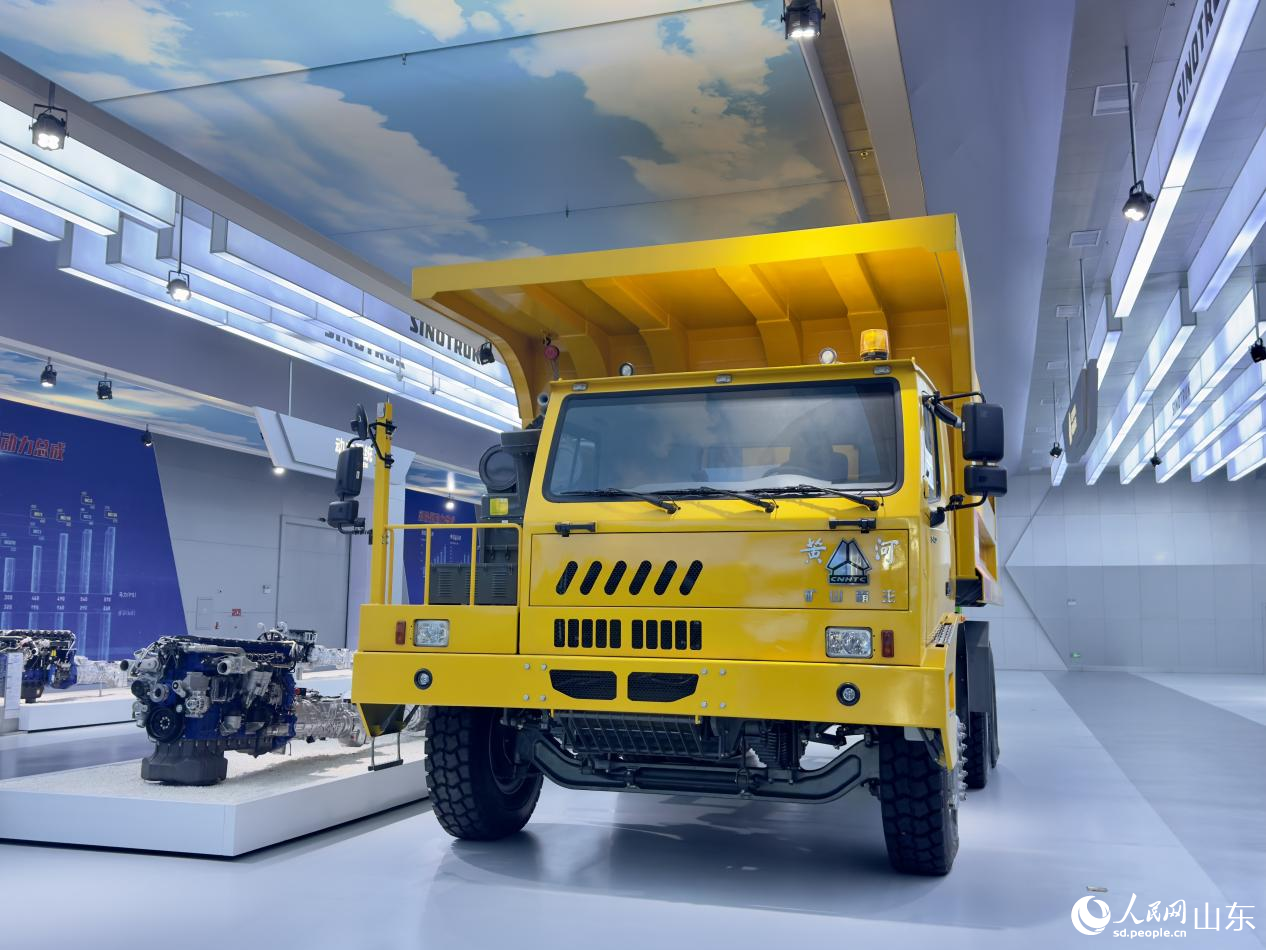 “黃河”特種車系列礦車，助力礦區(qū)及多元運(yùn)輸場景。人民網(wǎng) 莊潤澤攝