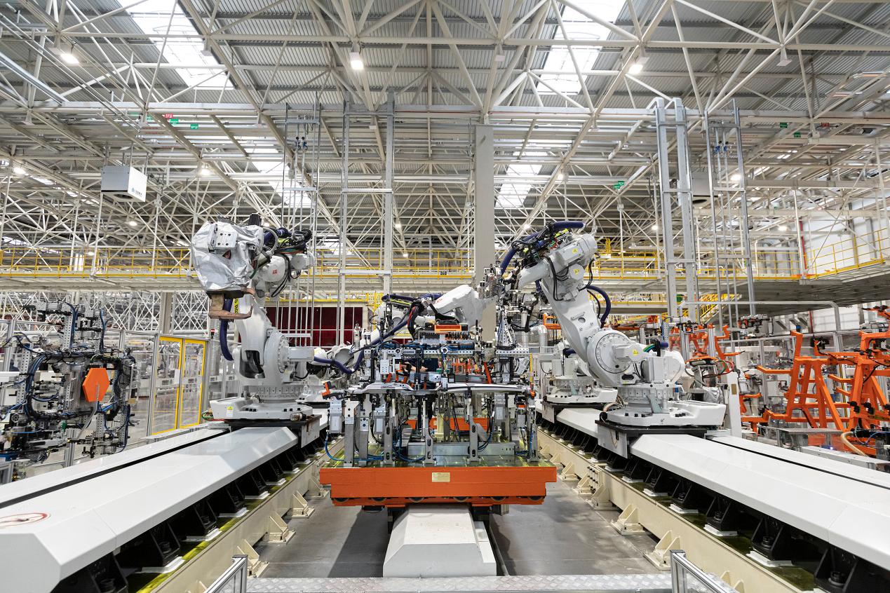 焊裝車間內(nèi)，全自動(dòng)化機(jī)械臂正在工作。受訪單位供圖