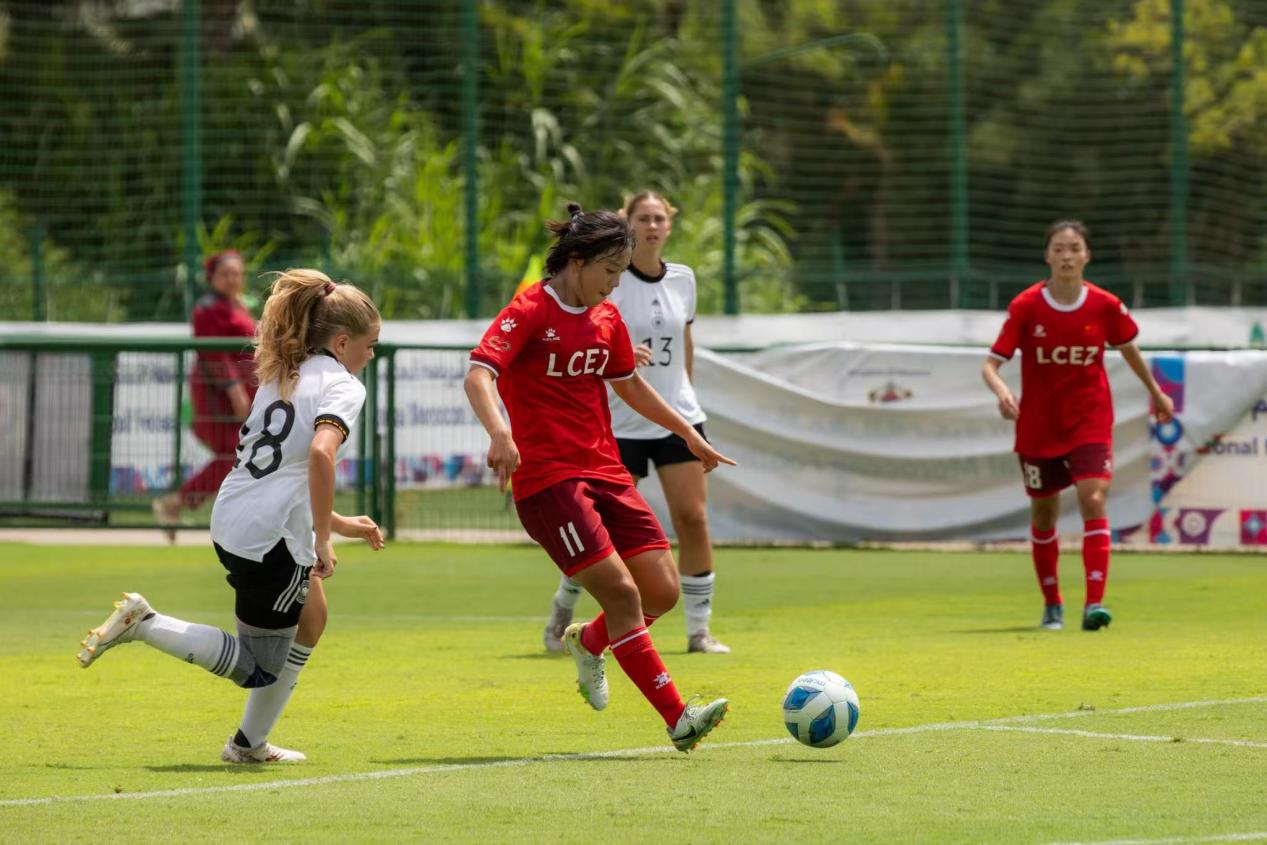 濟南歷城二中女足在比賽中。 濟南歷城二中供圖