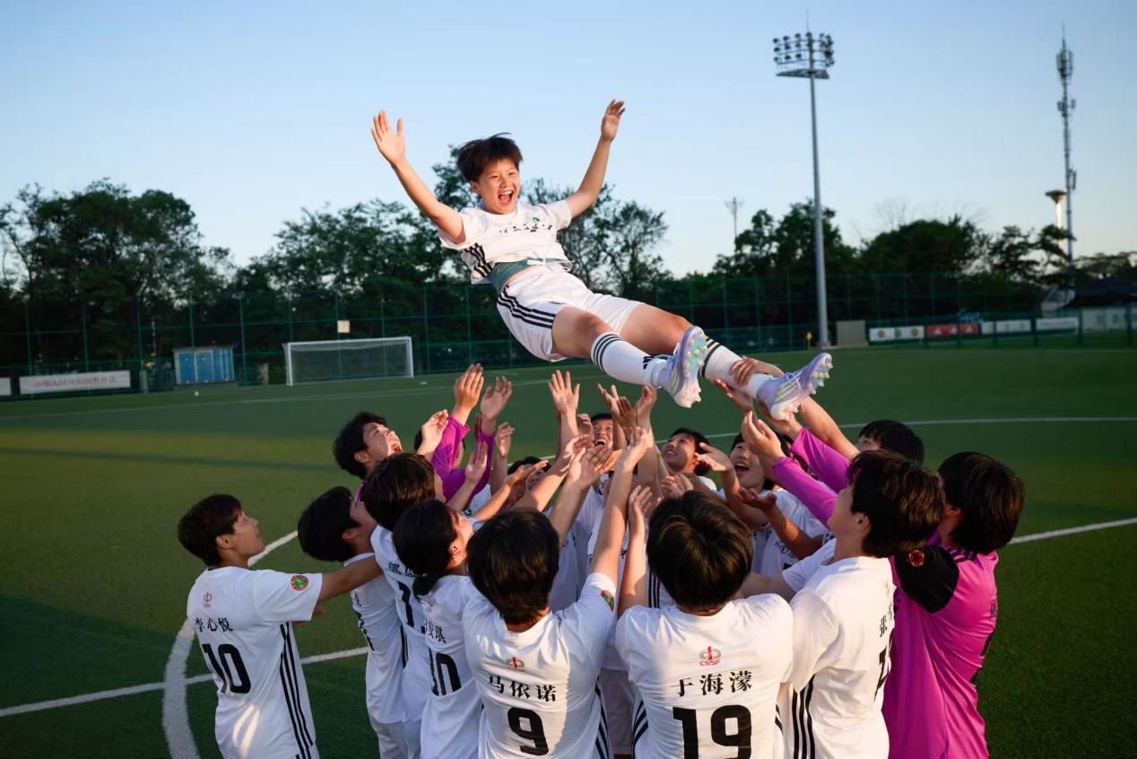 濟南歷城二中女足隊員們賽后慶祝。 濟南歷城二中供圖