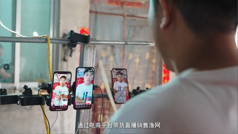 直播帶貨拓寬漁網(wǎng)銷售渠道。濱州市沾化區(qū)委宣傳部供圖