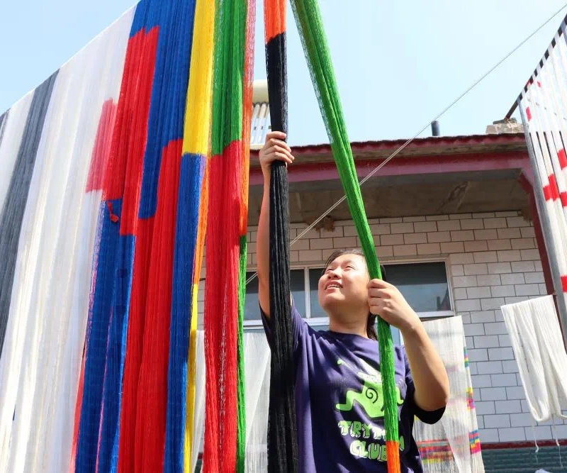 周邊村莊的留守婦女、老人也來幫忙織網(wǎng)創(chuàng)收。濱州市沾化區(qū)委宣傳部供圖