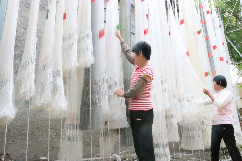 村民一起整理漁網(wǎng)。濱州市沾化區(qū)委宣傳部供圖