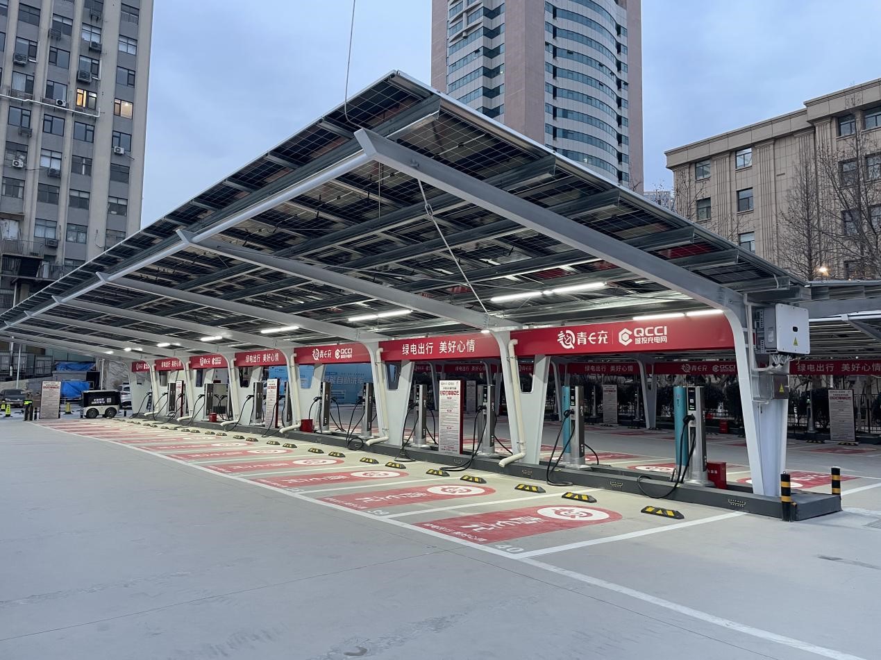 一排充電樁整齊矗立，靜待新能源車接入。青島城投新能源集團(tuán)供圖