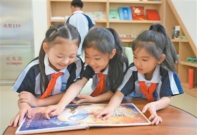 小學(xué)生在海洋研學(xué)主題郵局觀賞集郵冊。張 濤攝(人民視覺)