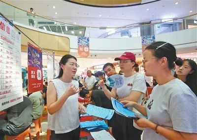 山東滕州重點(diǎn)用工企業(yè)暨高校畢業(yè)生專場(chǎng)招聘會(huì)上，企業(yè)代表（左一）向求職者介紹情況。李志軍攝（影像中國）