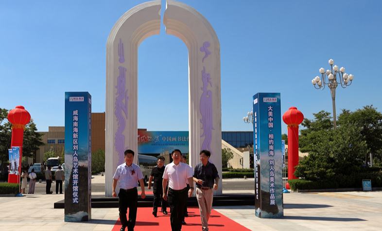 與會(huì)來(lái)賓從《愛(ài)神》雕塑通過(guò)，步入藝術(shù)館