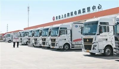 TIR貨車在傳化上合跨境電商監(jiān)管中心整裝待發(fā)。上合示范區(qū)供圖