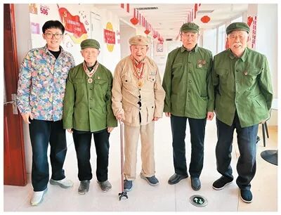 史云鵬（左一）和4名老兵合影。肥城市委宣傳部供圖
