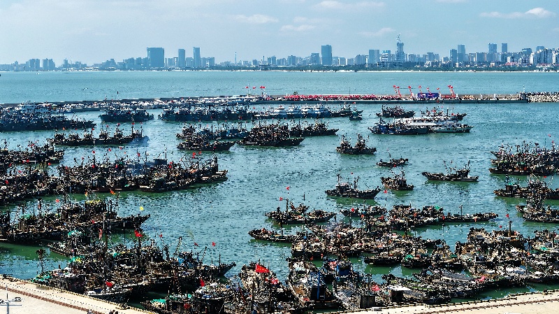 漁船整齊排列，旌旗在海風(fēng)中獵獵作響，整個(gè)場(chǎng)面氣勢(shì)磅礴、蔚為壯觀。李磊 攝