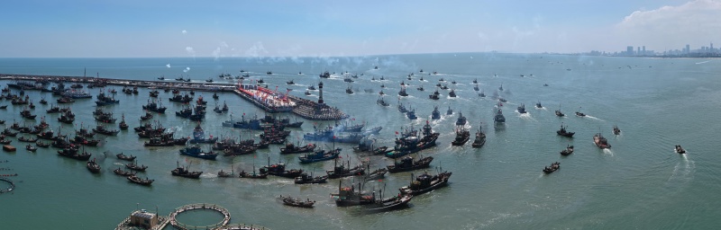 隨著汽笛鳴響，漁船有序駛出漁港。單英 攝