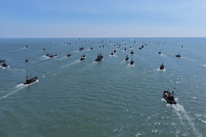 萬(wàn)頃碧波水天相接，一艘艘漁船堅(jiān)定地駛向遠(yuǎn)方，去收獲大海的饋贈(zèng)。李磊 攝