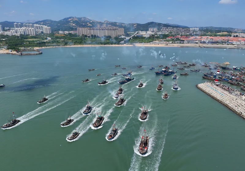 船隊(duì)排出箭簇般的陣型，船頭劈開波浪駛向蔚藍(lán)。郭寶安 攝