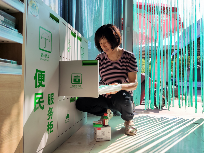 圖為蓑衣樊村煥然一新的零售商店