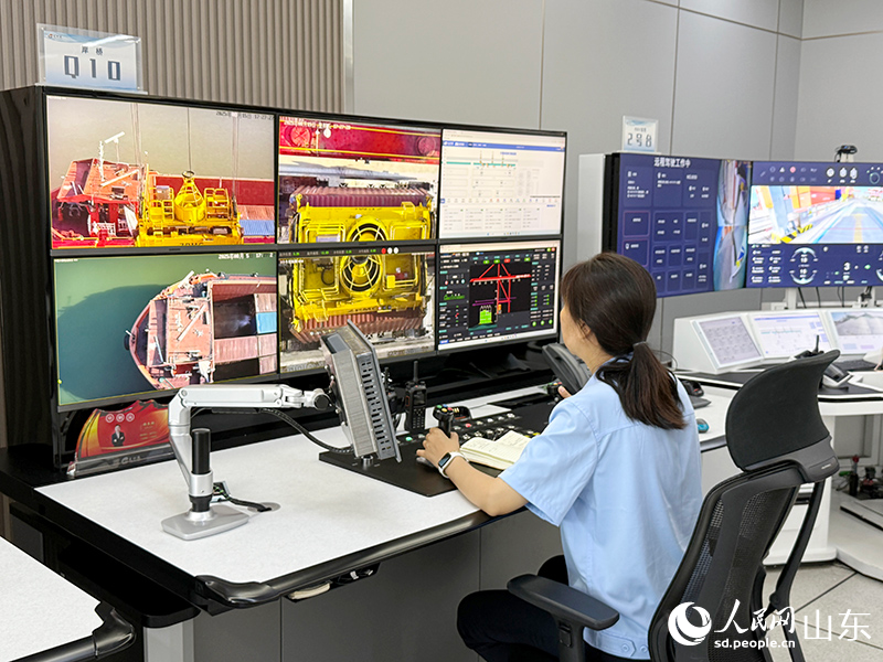 龍拱港智能控制室里，工作人員在進(jìn)行遙控操作。人民網(wǎng)記者 劉祺攝