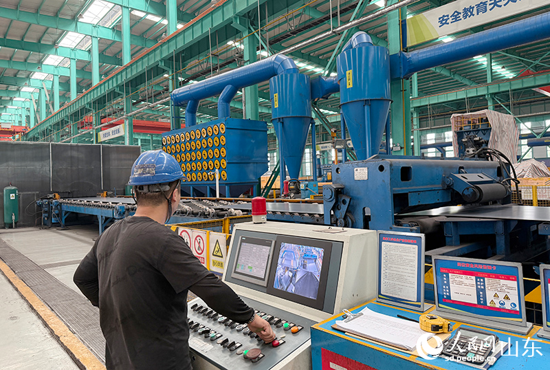 金屬材料公司智能車間，鋼卷自動(dòng)開平。人民網(wǎng)記者劉祺攝