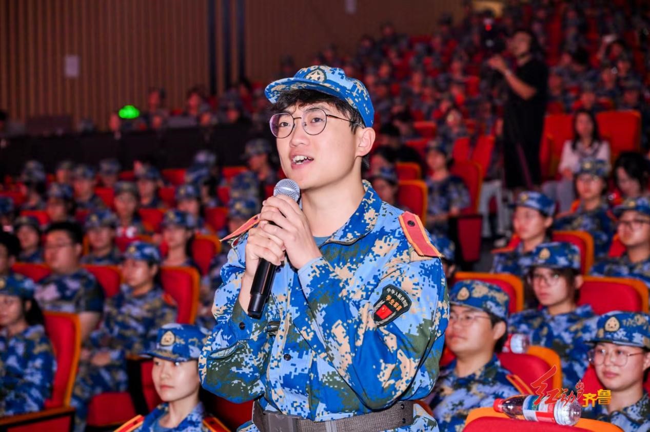 主持人與大一新生互動問答。山東廣播電視臺綜合廣播供圖