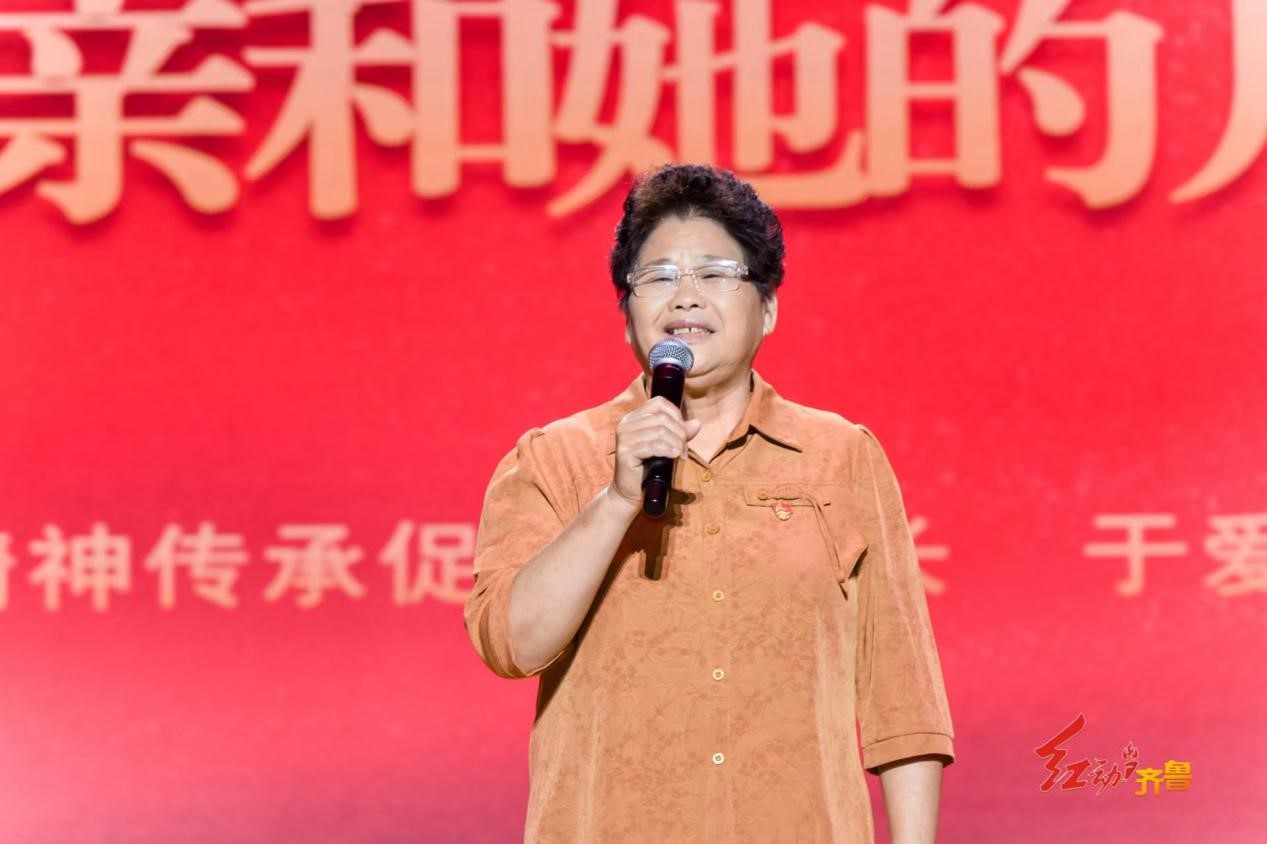 “沂蒙母親”王換于的孫女于愛梅現(xiàn)場講解《沂蒙母親和她的兒女們》。山東廣播電視臺綜合廣播供圖