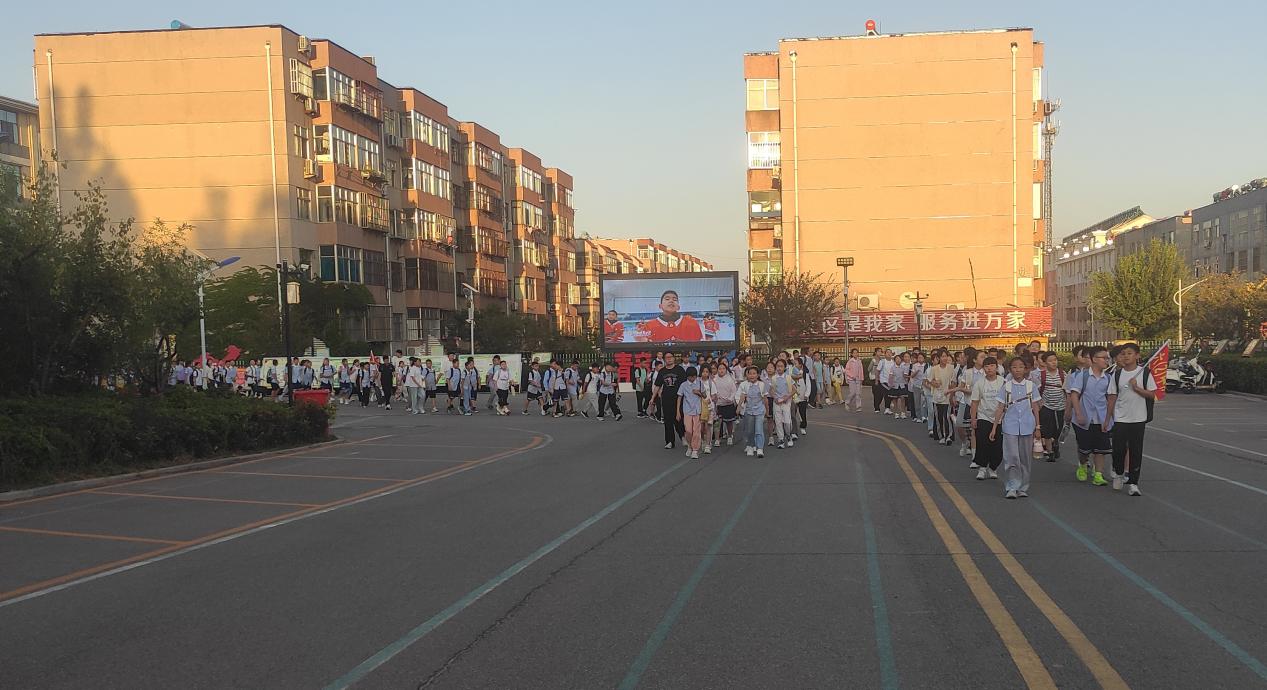 學校下午放學時間采納網(wǎng)友建議，道路擁堵得到緩解。濟南市信訪局供圖