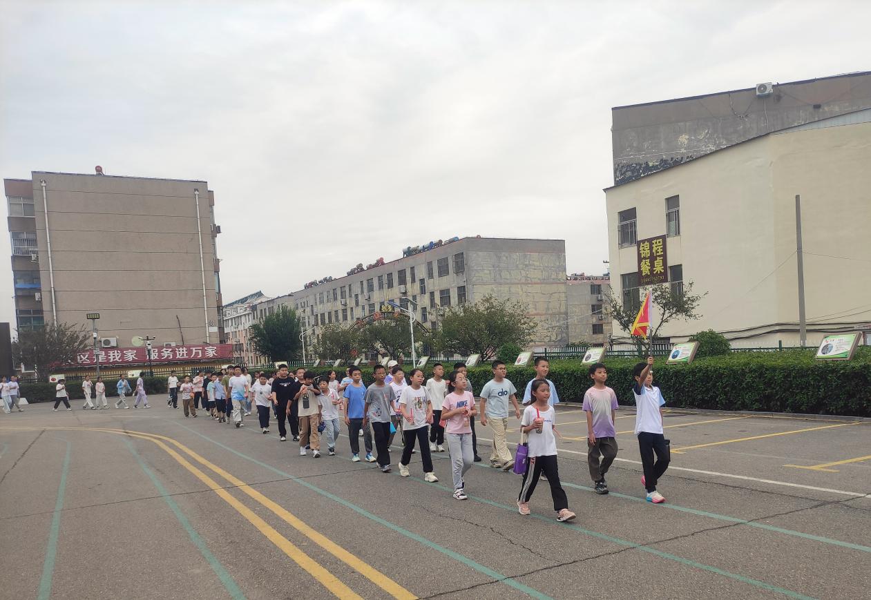 學校實行錯峰放學后，中午放學，學生們有序離開學校。濟南市信訪局供圖