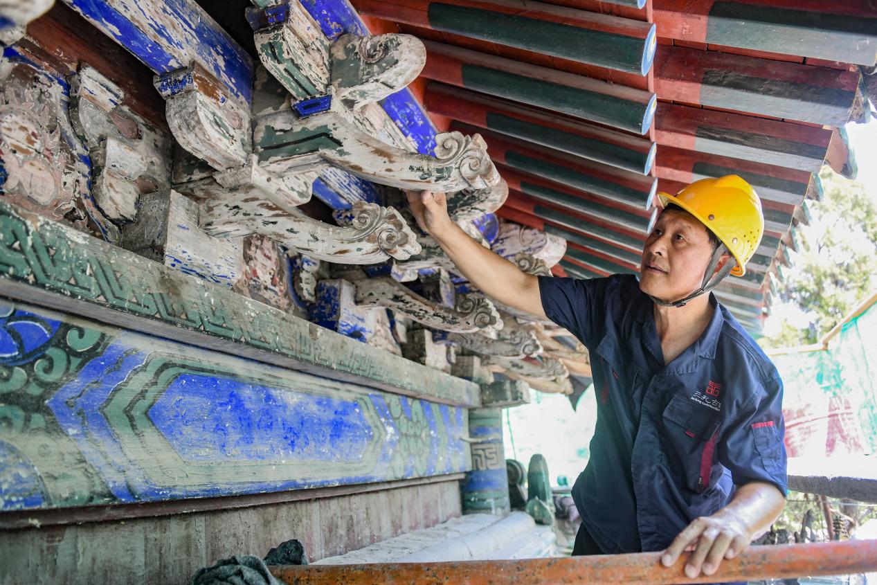 孔令偉在周公廟進行檢修。楊國慶攝