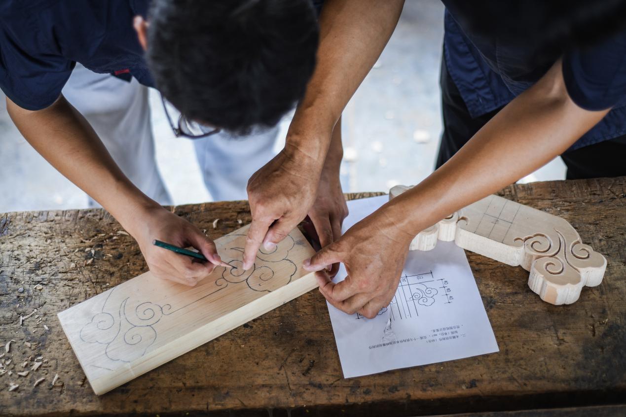 孔令偉指導(dǎo)兒子工作。楊國慶攝