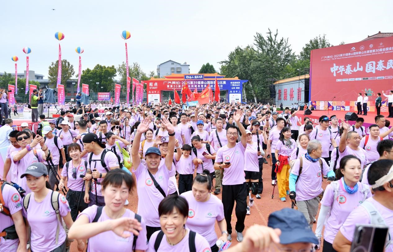 伴隨清脆槍響，山下的參賽人潮涌動。司剛攝