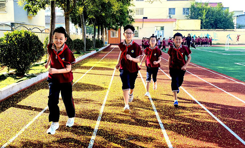 金色晨光灑滿校園，學(xué)生們躍動的身影構(gòu)成了操場最美的風(fēng)景。受訪人供圖