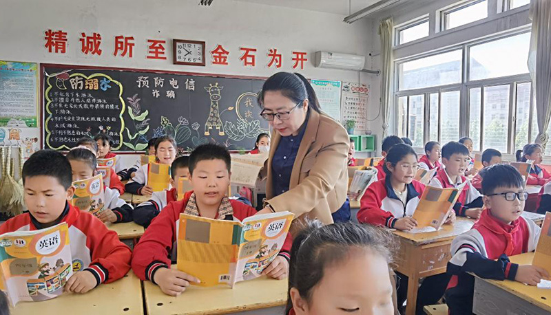 盧榮榮與學(xué)生們一同晨讀，空氣中彌漫著書香與希望。受訪人供圖