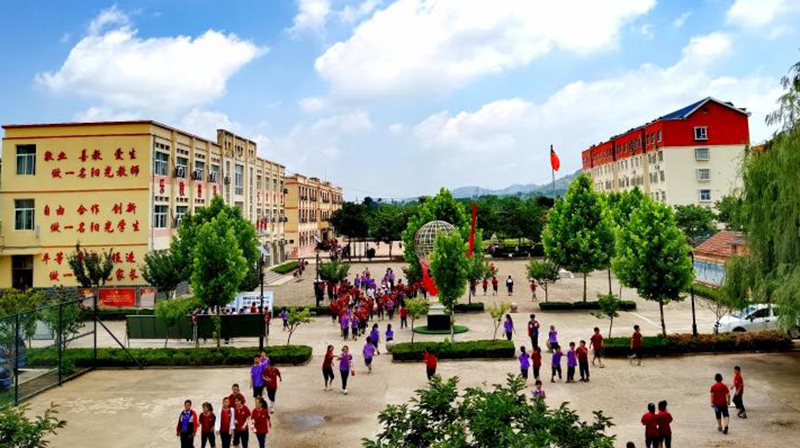 盧榮榮用鏡頭記錄變遷的校園，在晴空下煥發(fā)著嶄新的氣象。受訪人供圖